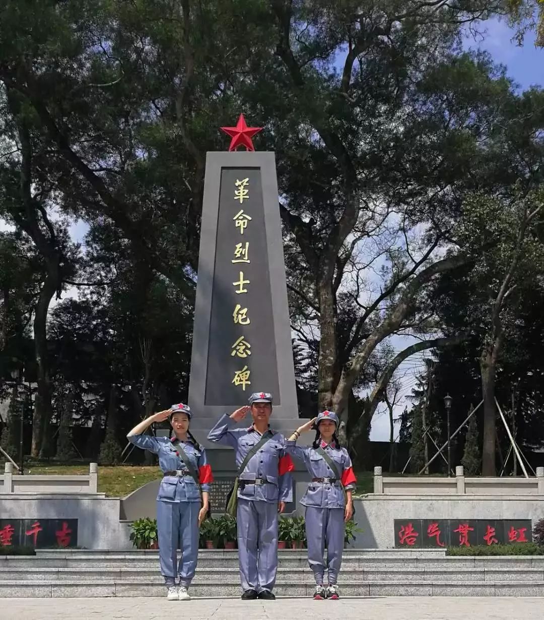 战争中 牺牲的高潭英雄儿女 在中洞村建立了 "高潭革命烈士纪念碑" 这