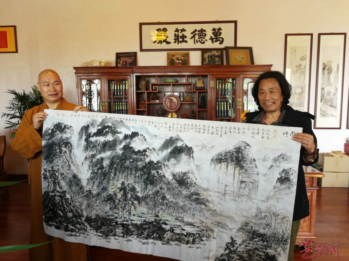 浴佛活动结束后,普正大师与大家合影留念,并就寺院的发展和佛法的普及