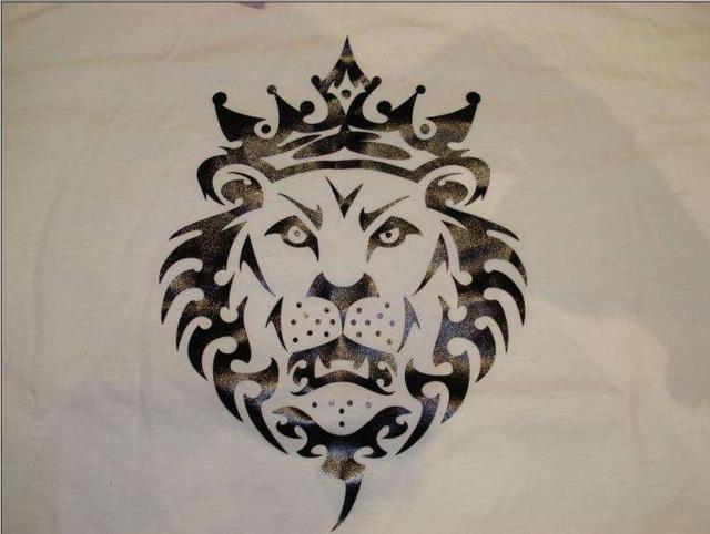 除了上面两个正式logo,詹姆斯系列产品还经常使用头戴皇冠的狮子的
