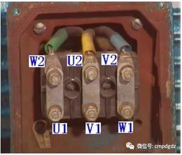 三相绕组的接线方式 在接线盒上,可以通过将不同的接线柱短接,来将