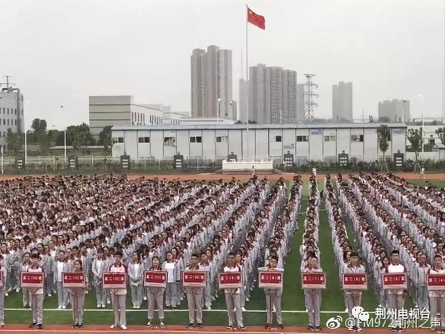 只要穿着荆州中学的校服,艳羡的目光总是会不经意地落在荆中学生身上