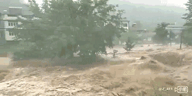 江油养马峡爆发凶猛洪水大康街道被淹绵阳教师被冲走遇难