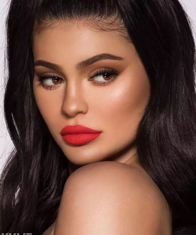 整容女那么多,凭什么kylie jenner是全球青少年的偶像