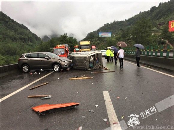 雨天路滑跟车切忌太近 g50沪渝高速11车追尾