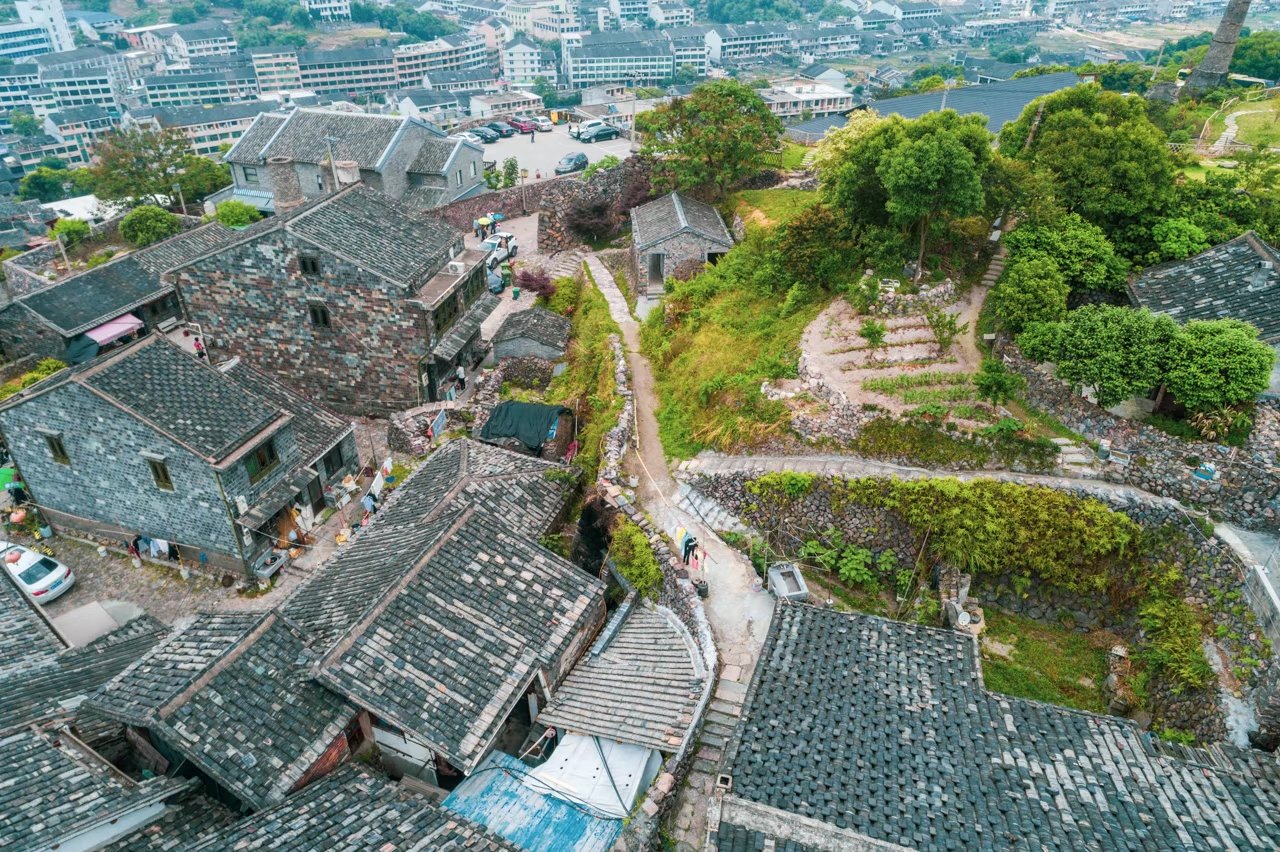 福德湾村有一条老街,至今已有300多年的历史,每天行人川流不息,是当时