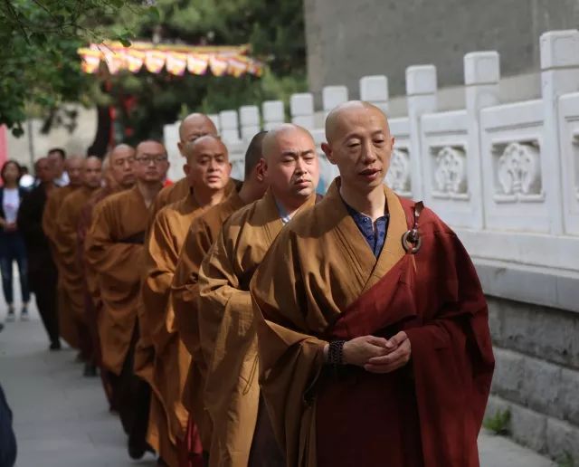 般若寺住持正宗法师恭请释迦太子像