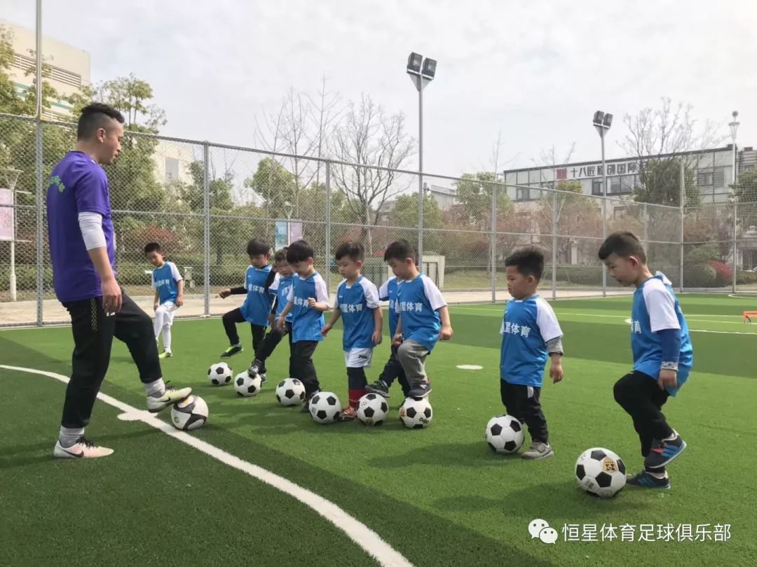 足球训练基地:【恒星体育万象城训练基地】暑假足球培训班招生啦