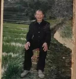 他们把他的大拇指跟大脚趾绑住,吊起来往死里打.