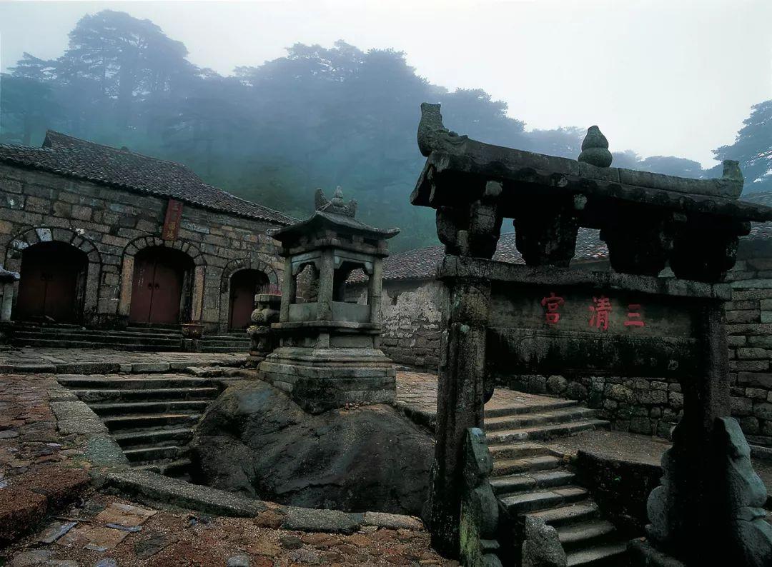 三清山也是道教名山,山上的三清宫香火十分旺盛.