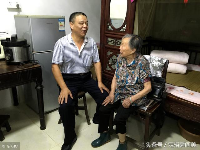 江苏镇江:好心民警照顾邻居老人28年 不求回报 邻里夸赞