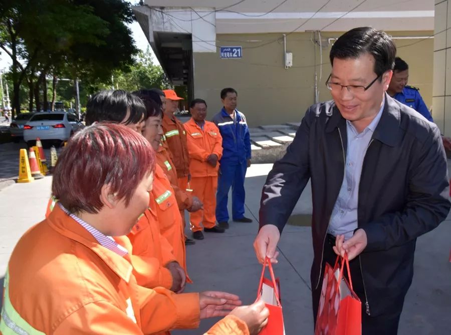 工人节"的到来,5月21日,奎屯市委副书记,徐州援奎工作组组长丁广州,副