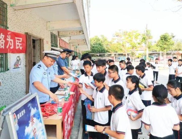 潮惠高速交警携手路政部门走进汕头市潮阳区金玉中学