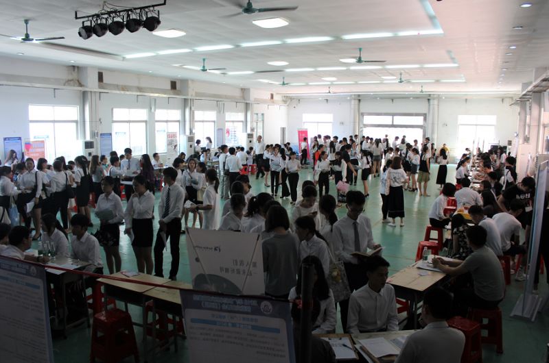 南招聘会_我省首次为大学生村官开专场招聘会(3)