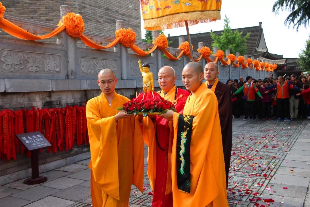 三千僧众在法门寺佛文化景区隆重纪念佛陀诞辰2642年