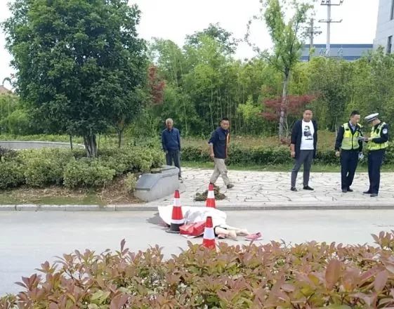 泰州又发惨烈车祸,大货车压死一名女子.