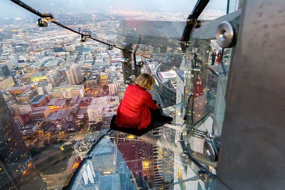 在这还能体验世界上第一个天空滑梯,从70楼滑到69楼.抻着条毯子走你!