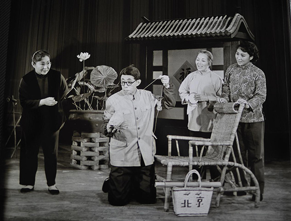 剧照(摄于1978年(左起)李婉芬饰齐母,朱旭饰魏默香,赵韫如饰卫母