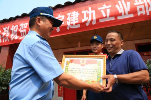 喜报来啦!空降兵将立功喜报送到官兵家中