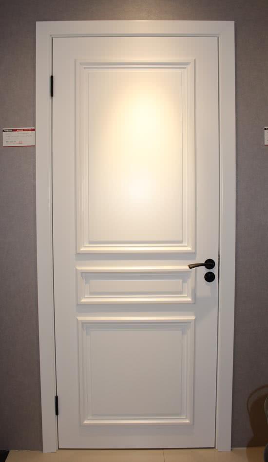 先来说下大家选择最多的白色烤漆门吧,白色门虽然看起来简单,但对