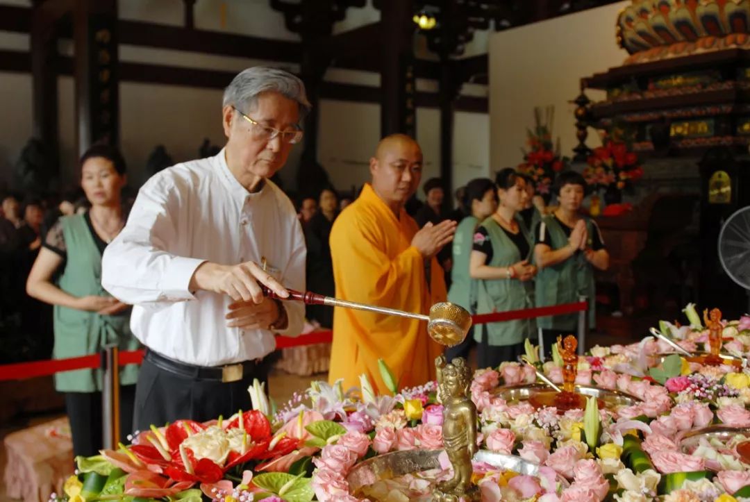 带领本寺的常住僧众按照浴佛仪轨依次举行了迎请太子圣像,安座,浴佛赞