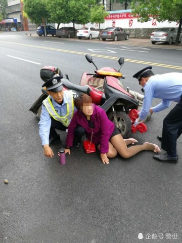 女子遇车祸倒地丹江口民警的这个举动必须上头条