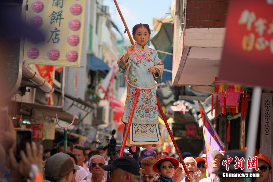 香港长洲太平清醮飘色巡游吸引数万民众