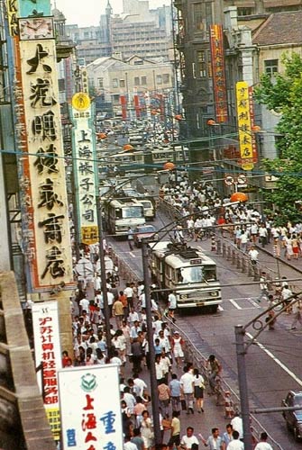 老照片: 80年代的上海 南京路上挤满了人