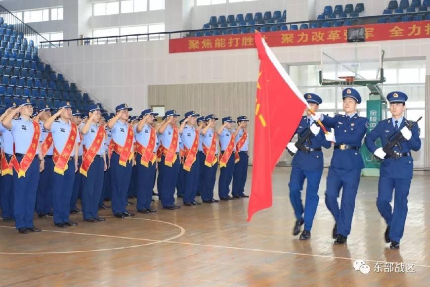 昨天,东部战区空军航空兵某旅40余名干部退出现役,向军旗告别