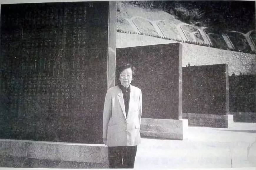 1999年,齐邦媛摄于抗日航空烈士公墓行文至此,蓦然想起前段时间热映