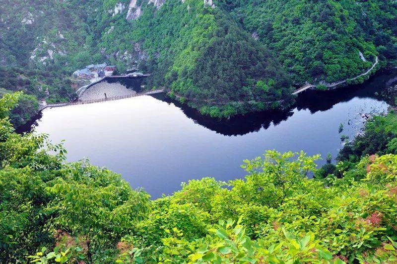 北面与伊河漂流,天池山,陆诨水库等旅游区有高等级的旅游公路相通.