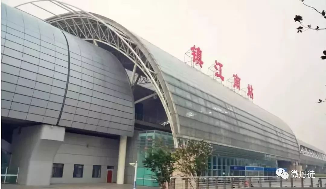 京沪高铁开通后,原铁路南门货运站更名为"镇江东站".