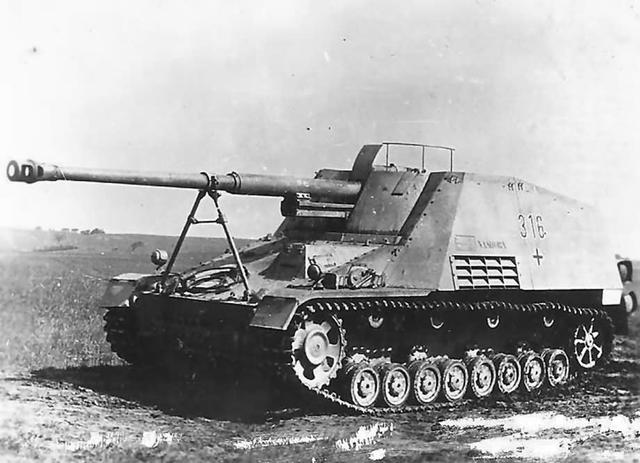 二战装甲战斗车辆 之 德国"犀牛"(nashorn)坦克歼击车
