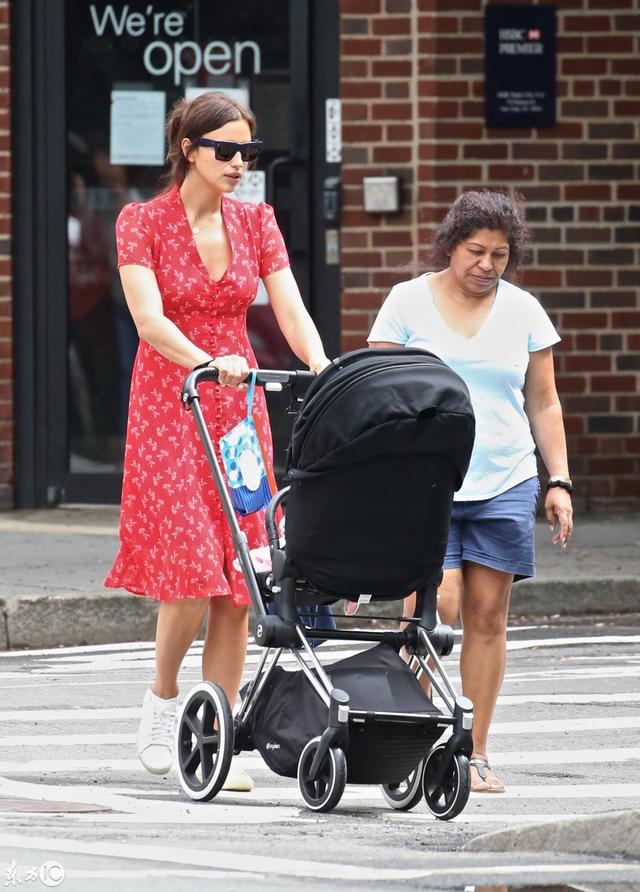 c罗前女友带孩子出门玩,她总是穿得很时髦!