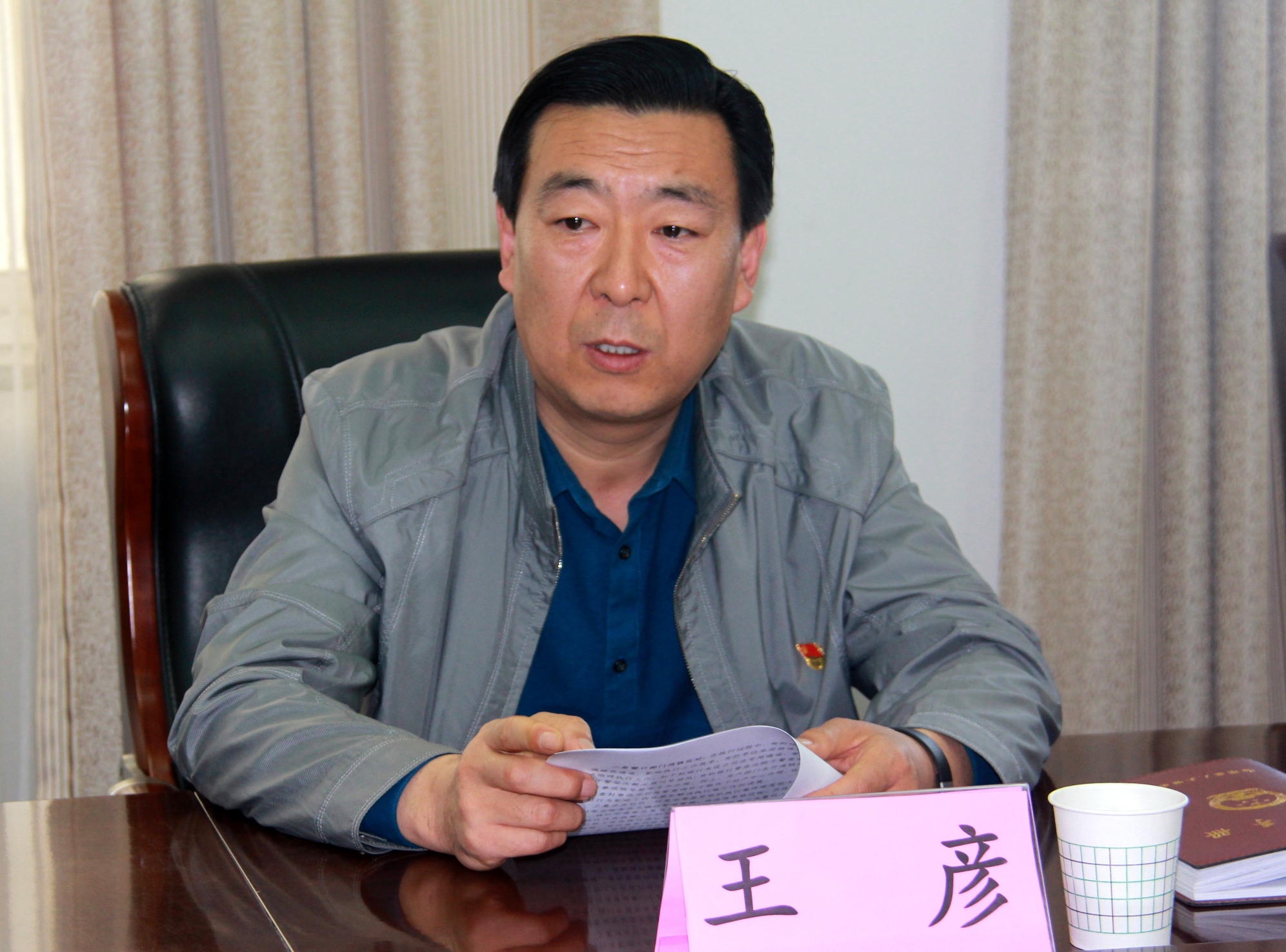 5月23日,金塔县委政法委书记王彦一行在金塔县法院开展"百日会战"工作