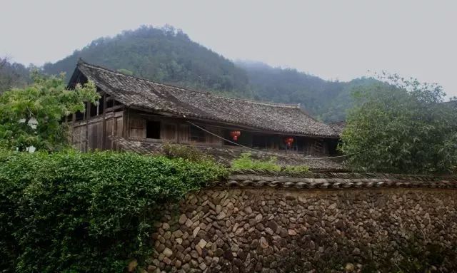 石板路上的 沿着清晨,走过双心路 故乡的早点,养大的村庄和天空 在我