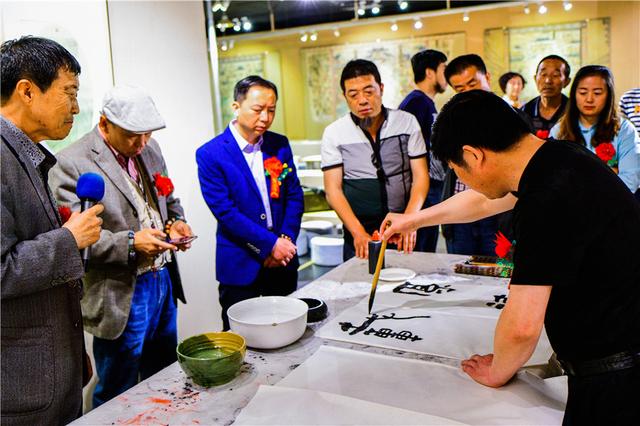 敦煌小镇董事长邵金龙参加洪峰水墨雾凇冰雪画个人展