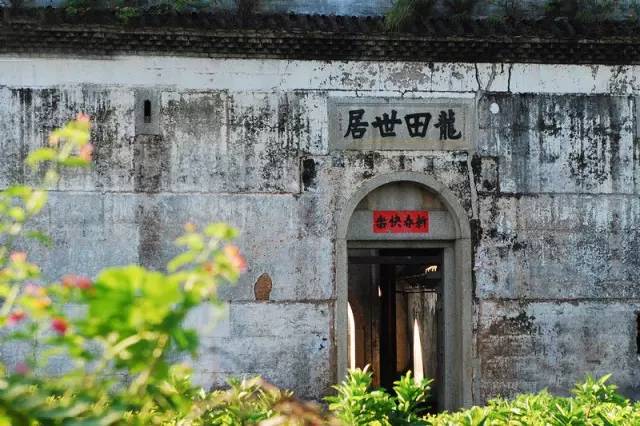 龙田世居地址:宝安区观澜大水田其建筑风格为典型的客家排屋形式.