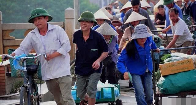 中国男游客到越南旅游,绝对不买这种商品,即使