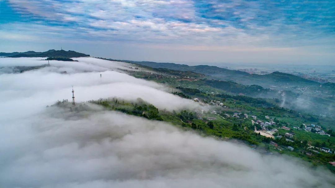 摆一摆龙泉山↓↓↓ 龙泉山脉在成都境内称龙泉山,最高峰海拔1051米