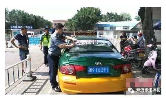 广西柳州出租车贴"空姐走好"标语上路 被勒令摘除