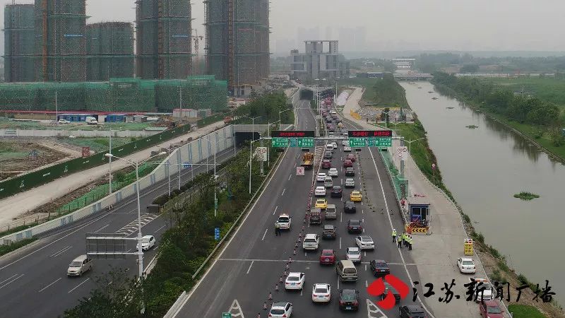 夹江大桥出城方向(车尾排至应天大街高架乐山路匝道及扬子江大道)