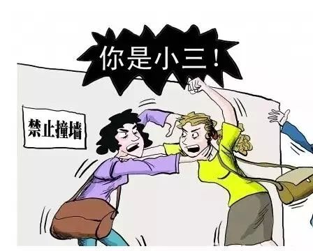 湖北女子当街暴打"小三",大喊:叫你当小三!男子在旁心疼.