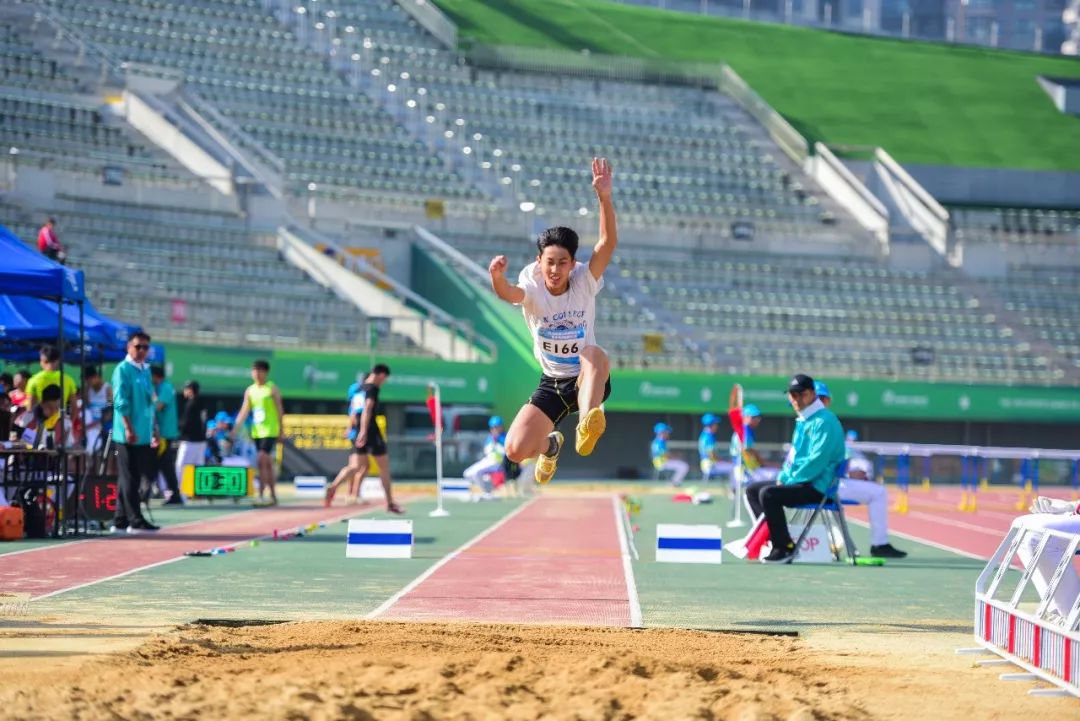 90秒,32.60秒,32.30秒的成绩获得前三名. "得田径者得天下.