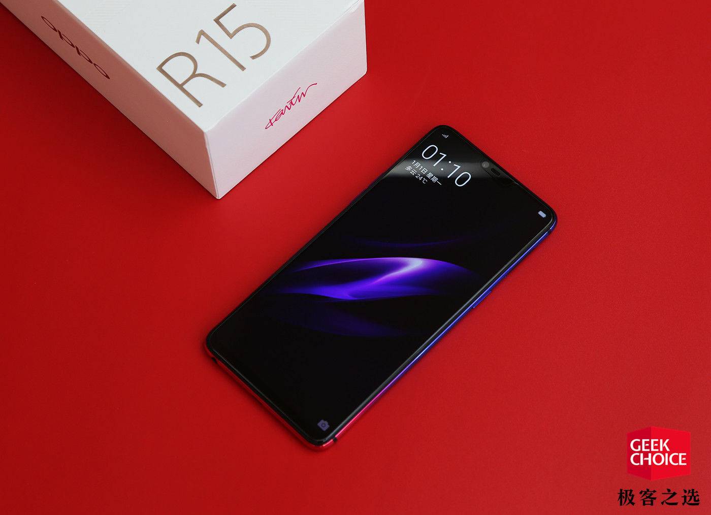 带来了全新配色,这样的 oppo r15 星云特别版确实很漂亮