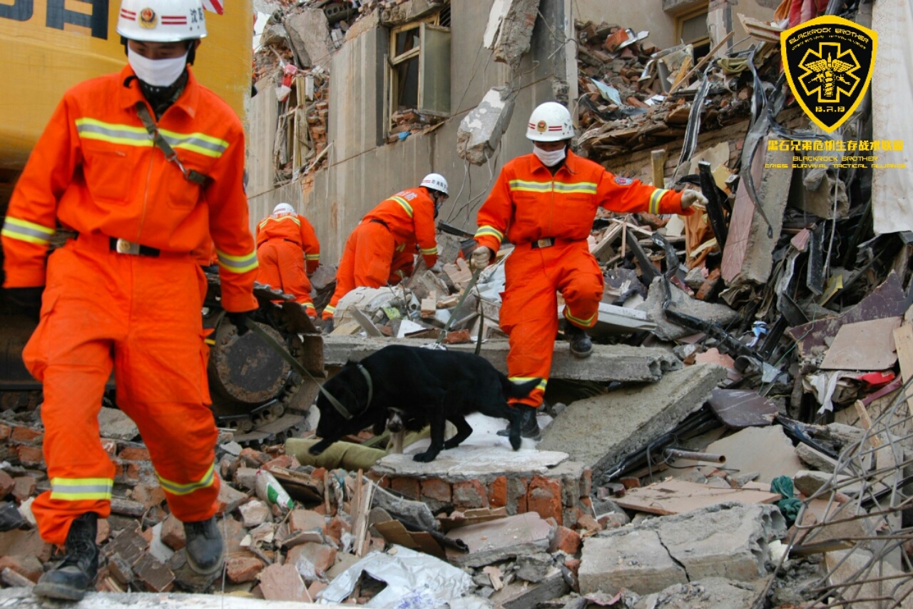 08年汶川大地震中正在救援的消防官兵