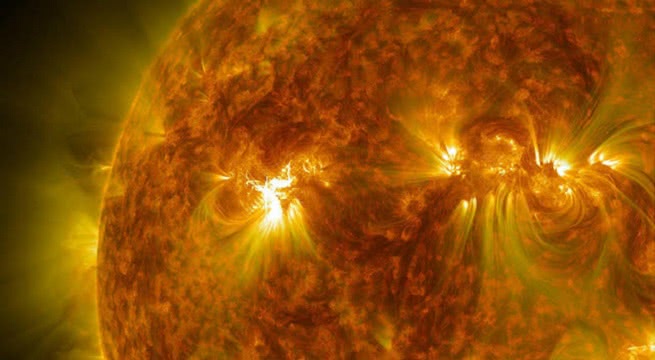 nasa太阳风暴警告太阳耀斑随着日冕洞的打开而沸腾