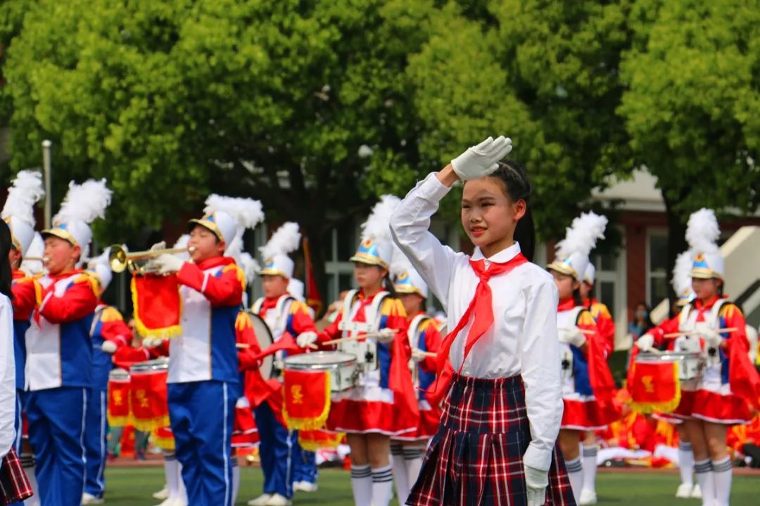 鼓号队员们的喜悦,也是锐意进取,奋发向上的朱泾第二小学全体师生共同