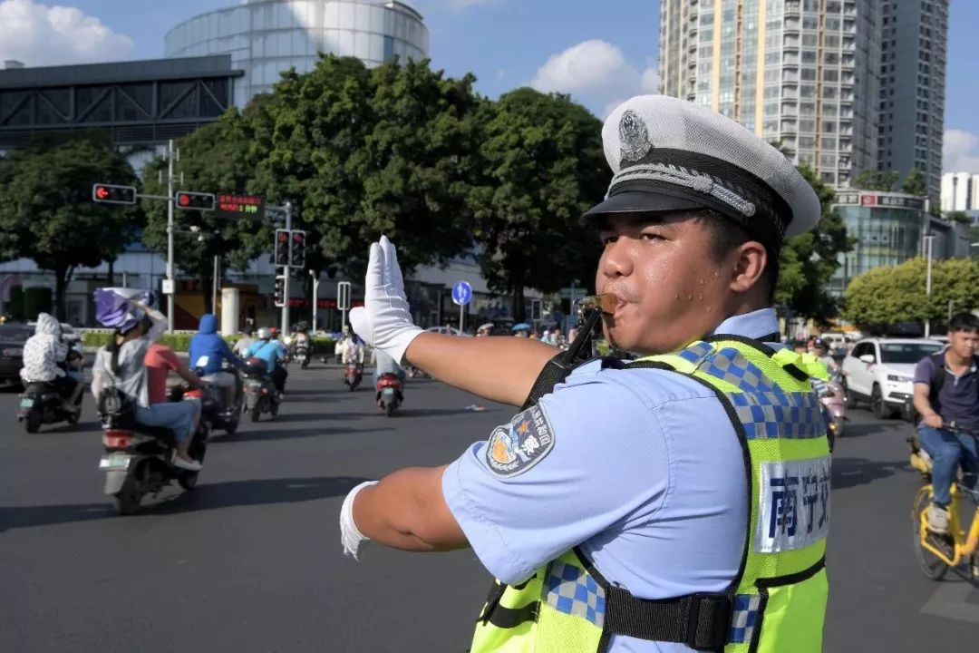 万万没想到!烈日下执勤的交警,鞋子居然是这个画风!