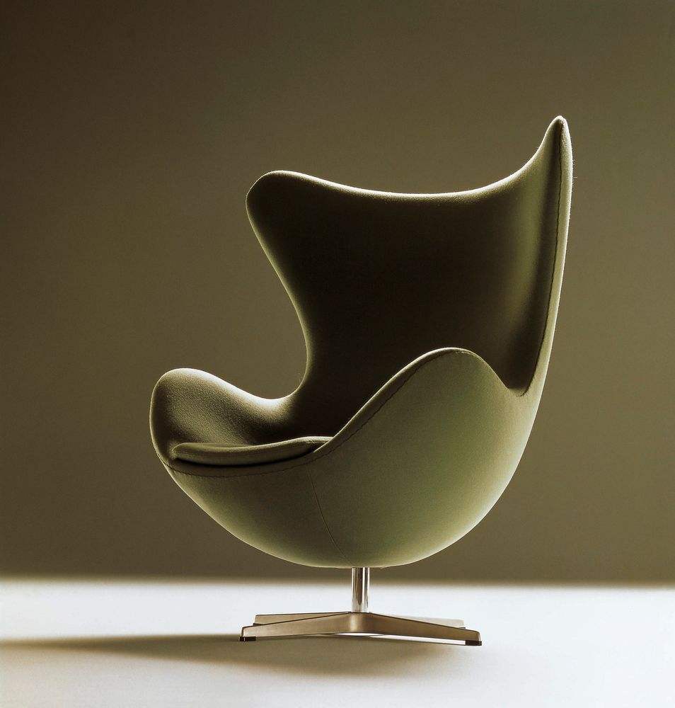 第一把蛋壳椅诞生于arne jacobsen的仓库,那时候机械还不成熟,只能