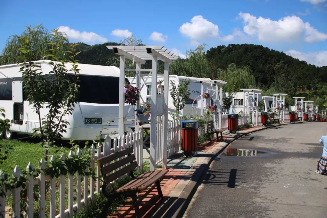 迁西栗香湖畔房车露营地位于河北唐山市湖畔型营地,分为生态经济区
